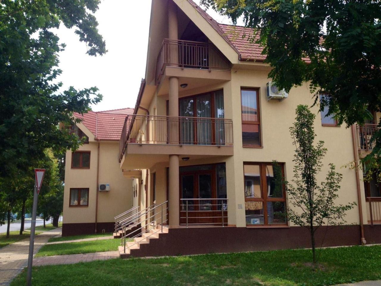 My Home Apartman Гайдусобосло Екстер'єр фото